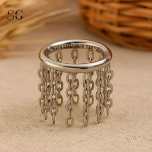 SGYS2010 - Anel clicker de segmento de titânio F136 com seis pingentes de corrente para piercing de orelha