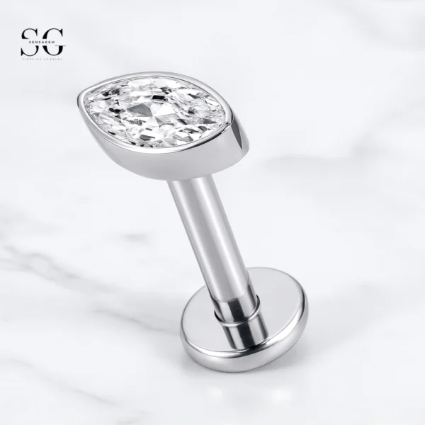 SGYS1043 Oval-Shaped G23 Titanium Labret with Zircon Gemstones