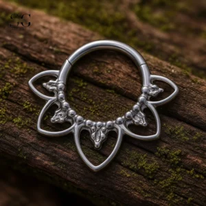 SGYS2003 - Anillo de clics de segmento de titanio F136: Diseño de borde floral para la perforación del tabique