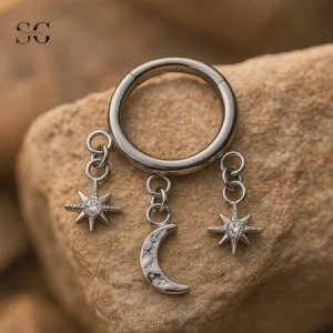 SGYS2008 - Anillo de clics de segmento de titanio F136 con estrella y colgante de luna para piercings de tabique